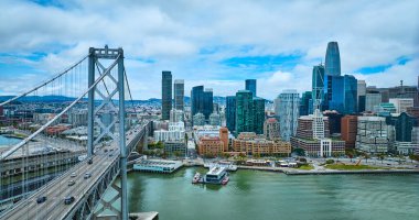 Hava Kuvvetleri Oakland Körfezi Köprüsü 'nün görüntüsü. Bulutlu mavi gökyüzünde İtfaiye iskelesi ile şehre iniyor.