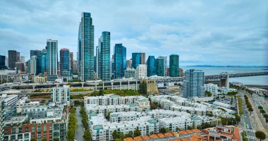Hava Sahil Köyü 'nün görüntüsü. San Francisco gökdeleni gökdeleni ve Oakland Körfezi Köprüsü' nün başlangıcı.