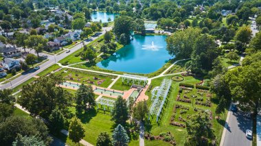 Gökyüzü Lakeside Parkı 'nın, bahçeler, su havuzları ve uzak evler manzaralı görüntüsü