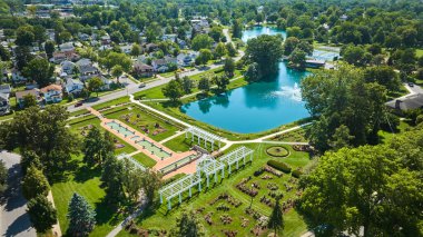 Havacılık Lakeside Parkı 'nın fıskiyeleri, bahçeleri, su havuzları ve uzak evleri olan görüntüsü