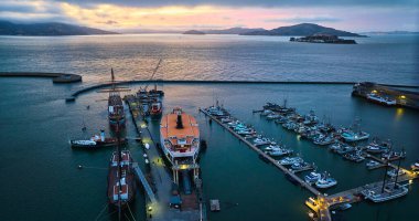 San Francisco Körfezi üzerinde Alcatraz ve Hyde St Pier hava sahasının muhteşem günbatımı görüntüsü