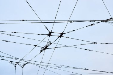 Şehir ulaşımı için kablo dağınıklığı görüntüsü temiz elektrik enerjisi yukarı doğru soyut görünüm bulutlu gökyüzü