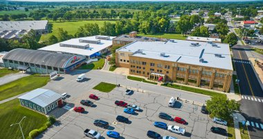 ACD Otomobil Müzesi 'nin güneşli bir günde otoparklı yan giriş görüntüsü