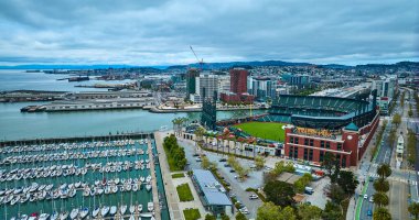 Mission Bay 'in önündeki Havacılık Güney Sahili Limanı ve Oracle Park beyzbol elmasının görüntüsü