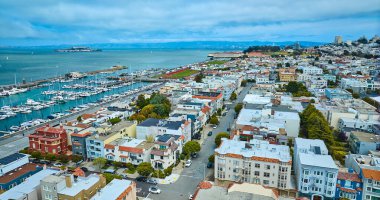 Uzaktaki Alcatraz Adası ve Bay 'in San Francisco yerleşim alanı görüntüsü