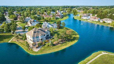 Havadan zengin evler, büyük adamın yanında çeşmeli gölet resmi.