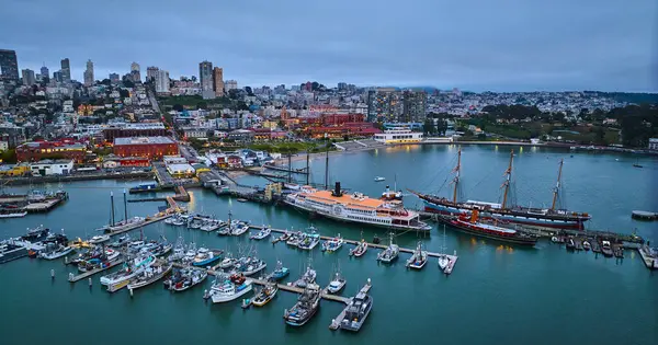 Hyde St Pier ve Fishermans rıhtımının üzerindeki karanlık gökyüzünün görüntüsü