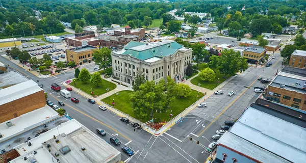Imagen Aerial Downtown Auburn Indiana Courthouse Con Césped Verde —  Fotos de Stock