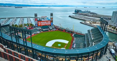 Oracle Park 'ta San Francisco Körfezi ve South Beach Limanı' nda Havacılık Beyzbol Elması