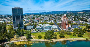 Oakland City 'nin Merritt Gölü kıyısı ve uzak tepe ufku olan yerleşim alanı görüntüsü