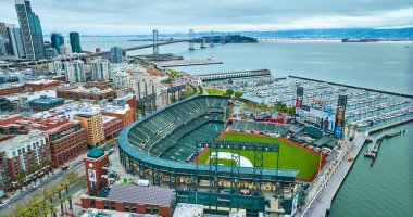 Oakland Bay Köprüsü ve şehir merkezindeki gökdelenlerle birlikte Havacılık Oracle Park Misyon Koyu tarafının görüntüsü.