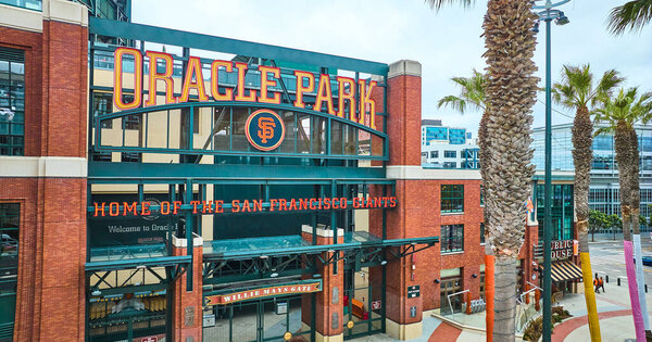 Изображение входа в воздушный парк Oracle Park Willie Mays Gate с пальмами и знаком
