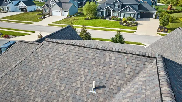 Yaz günü çevredeki havadan kumandalı çatının görüntüsü