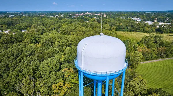 Kulesinin Genel Arka Tarafının Görüntüsü Beyaz Üsten Mavi Üsten Uzak — Stok fotoğraf