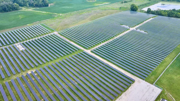 Güneş Çiftliği Üzerindeki Hava Görüntüsü Güneş Panelleri Bataklık Tarım Arazileriyle — Stok fotoğraf