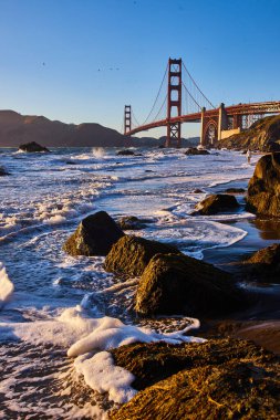 Kumlu sahil-2 'den Golden Gate Köprüsü' ne vuran köpüklü deniz köpüğü görüntüsü
