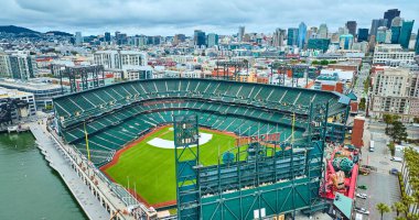 Oracle Park 'ın Coca Cola slaytlı ve şehir gökdelenlerinin manzaralı havadan görüntüsü