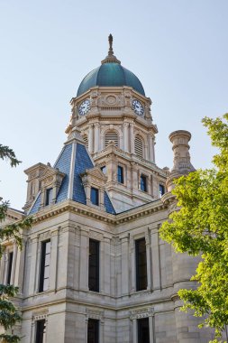 Whitley County Adliyesi 'ndeki mimari kaleli saat kulesinin görüntüsü.