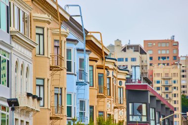 Koyun pencerelerinden dışarı fırlayan ve şehirdeki merdivenlerden kaçan evlerin resmi