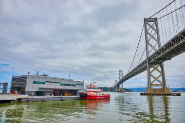 San Francisco İtfaiye İskelesi 'nin Oakland Körfezi Köprüsü' nün yanında teknesi olan görüntüsü.