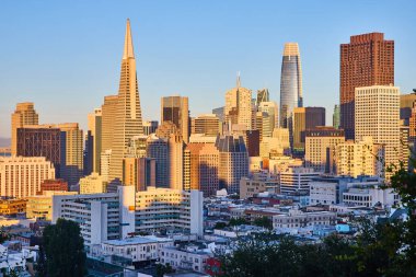 San Francisco gökdelenlerindeki yumuşak altın ışığın görüntüsü şehir merkezindeki binalardan solan ışıkla