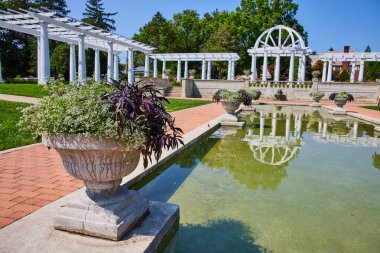 Su havuzu tasviri taştan patika boyunca muhteşem bir açık hava düğün noktası ve pergola