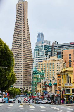 San Francisco Caddesi, bulutlu bir günde Transamerica Piramidinin tabanına bakıyor.