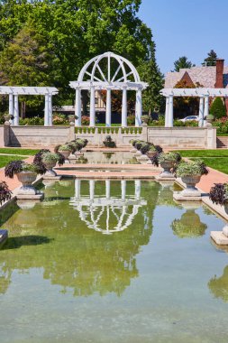 Lakeside Park havuzları muhteşem çiçekler ve açık hava düğünü için mükemmel beyaz çardaklar.