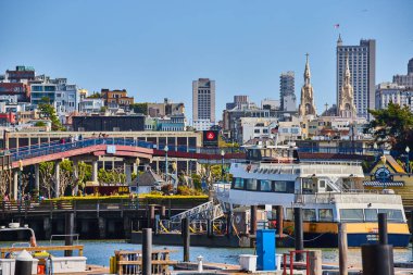 39. rıhtımdaki güneşli günün görüntüsü. Limanda teknesi var ve San Francisco 'da beyaz kilisesi var.