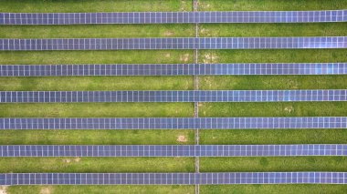 Temiz enerji çiftliğindeki yatay sıralardaki güneş panellerinin doğrudan aşağıya doğru görüntüsü