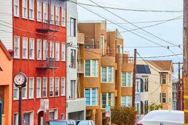 Kaliforniya caddesinde sıkıca sıkışan apartman konutlarıyla elektrik transit kablolarının görüntüsü