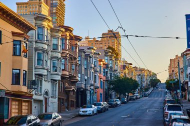 Tepe yolu olan apartmanların çatılarında, San Francisco 'da altın sarısı ışık görünüyor.