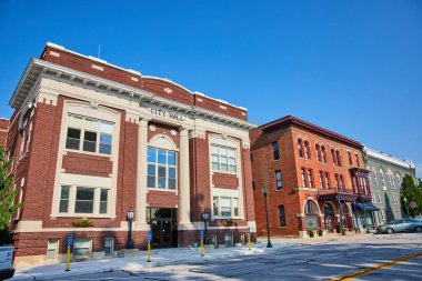 Whitley County 'deki belediye binası ve diğer işletmelerin sokak görüntüsü