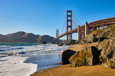San Francisco Marshalls Sahili 'nden Golden Gate Köprüsü ile gelen dalgaların görüntüsü