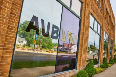 Auburn ve Duesenberg çıkartmalı ACD Otomobil Müzesi pencerelerinin yakın görüntüsü