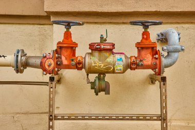 Altından orta ve turuncu borularla serbest bırakılmak için tekerlekleri olan renkli boruların görüntüsü