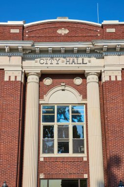 Beyaz sütunlu belediye binasının ön görüntüsü