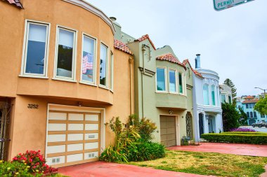 Kırmızı kaldırımlı ve garaj yollu üç küçük ev resmi