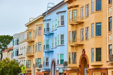 Apartman binalarının merdivenleri ve yangın merdivenleri ile sıkıca sıkıştırılmış binaların görüntüsü