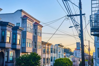 Sarı akşamın görüntüsü Kaliforniya 'nın üzerinde sokak kabloları ile aydınlatma