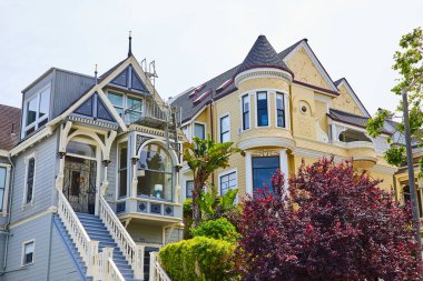 Sarı evdeki uzun merdivenli ve mavi evdeki geniş pencereli Castle Tower 'ın görüntüsü.