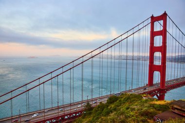 Golden Gate Köprüsü ve San Francisco Körfezi 'nin görüntüsü Gün batımı ve uzak Alcatraz Adası