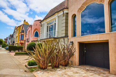 San Francisco, California 'daki farklı renklerde evlerin kaldırım manzarası ve araba yoluna odaklanma