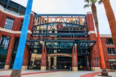 Willie Mays 'in görüntüsü Oracle Park' taki San Francisco Giants 'ın evinin ön girişi.