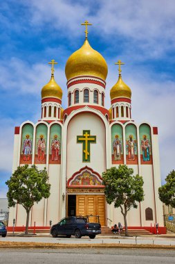 Bulutlu ve mavi gökyüzü gününde San Francisco 'daki Kutsal Bakire Katedrali' nin önündeki Kamyon Görüntüsü