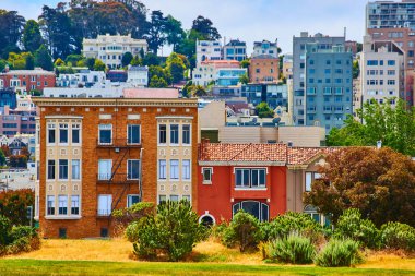 Renkli San Fransisco evlerinin arkalarda sıra sıra evleri olan görüntüsü