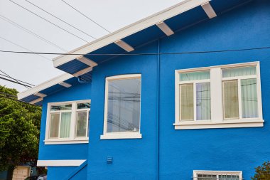 San Francisco 'daki mavi evin resmi. İkinci kat pencereleri beyaz çerçeveli.