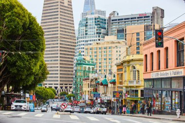 San Francisco 'nun iç kesimlerinde, bir tarafında mağazalar ve oteller olan uzun gökdelenlere giden yol.