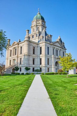 Şatoya giden düz kaldırım görüntüsü. Aydınlık bir yaz günü adliye binası gibi.