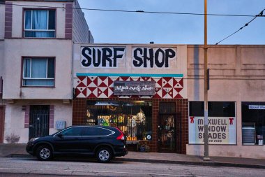 Kaliforniya 'da kırsal kesimde sörf yapan Sörf Dükkanı görüntüsü